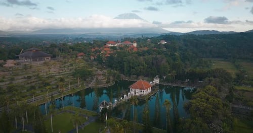 Vista deslumbrante do parque aquático Unjung, montanhas distantes e céu azul nublado pontilhado por telhados vermelhos