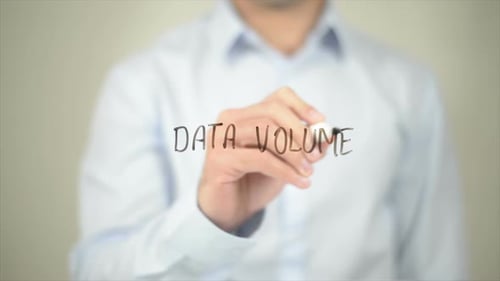 Data Volume Man schreibt auf transparentem Bildschirm