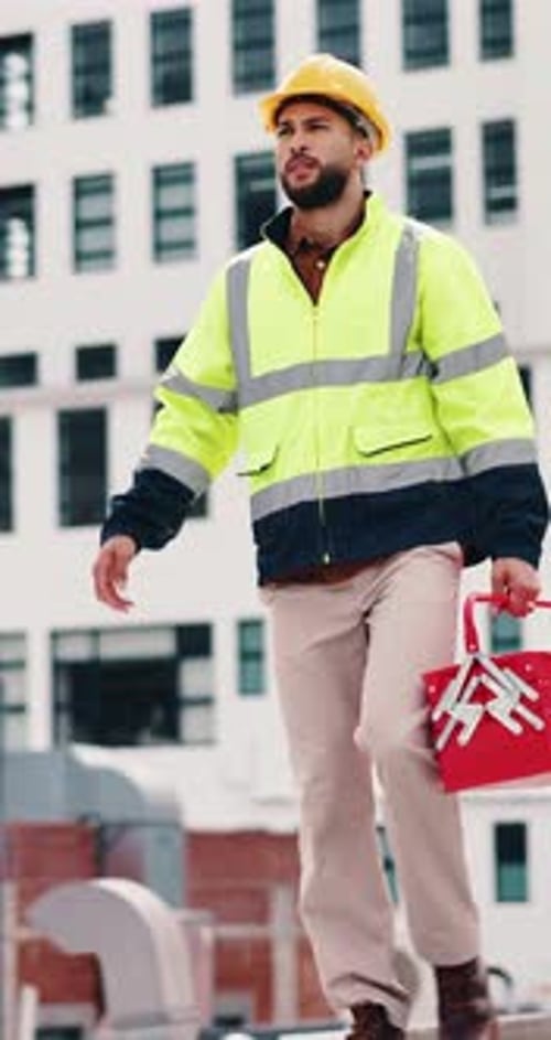 Construcción, caminar y hombre con caja de herramientas en la azotea para construir, instalar