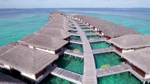 Vista superior do bangalô na água das Maldivas