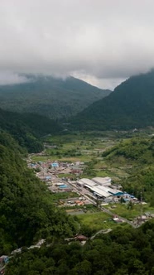 Ville au milieu des montagnes, Sumatra, Indonésie