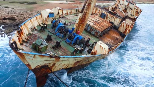 Schiffswrack Wrack Versunkenes Schiff im Meer oder Meer Umweltkatastrophenkonzept