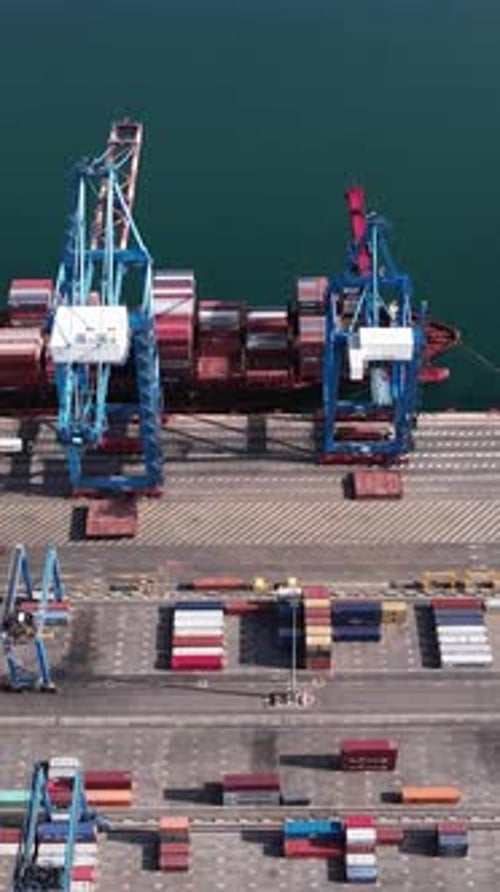 Moderner Industriehafen mit Containern aus der Luft