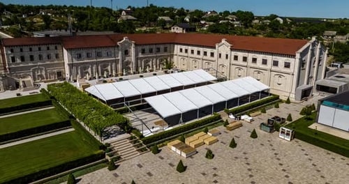 hiperlapso aéreo de trabalhadores removem o material do deck de uma grande tenda de pavilhão