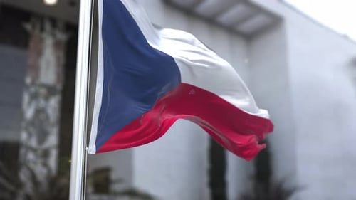 Offizielle Flagge der Tschechischen Republik im wehenden Wind 4K