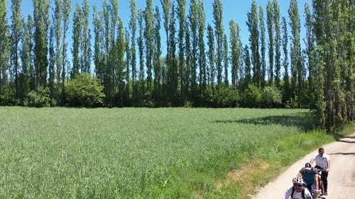 Luftaufnahme mit einer Gruppe von Menschen, die auf Landstraße und Naturszene radeln
