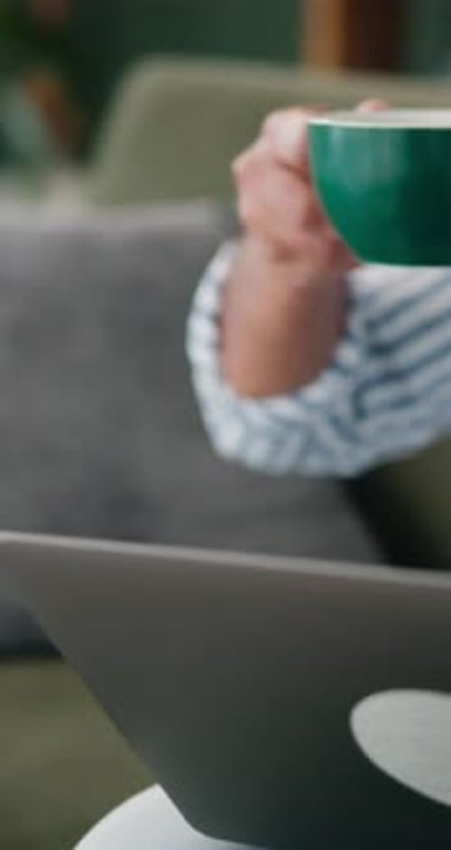 Mann, Freelancer und Kaffee mit Laptop zu Hause für das morgendliche Geschäft, Netzwerk- oder Online-Verbindung