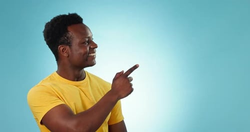 Mann, Gesicht und Werbewahl im Studio der Ankündigung, des Verkaufsabschlusses und Ja zur Werbung auf Blau