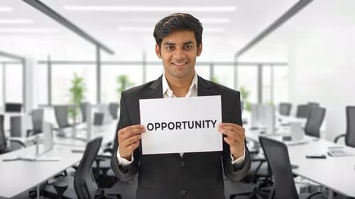 Un manager indien heureux brandissant la bannière OPPORTUNITY