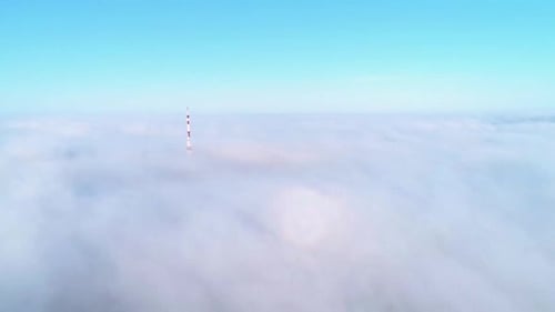 Voe sobre nuvens nubladas sob a luz do sol da manhã com pouca glória e paisagem urbana sob as nuvens