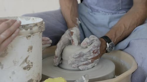 Potter façonne de l'argile au volant en studio