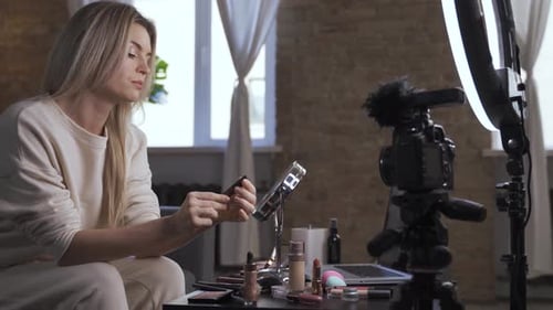 Una bloguera de belleza está haciendo un Vídeo para sus Seguidores