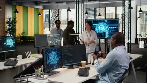 Techniker hört Musik im Büro mit KI-spezialisierter Hardware