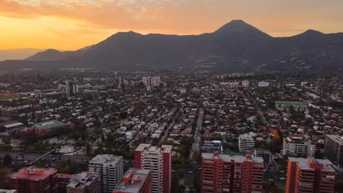 Vídeo aéreo urbano sobre a cidade de Santiago, Chile, América do Sul.