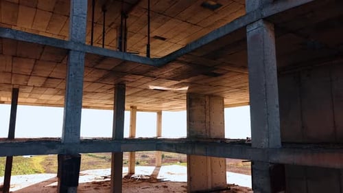Descendiendo por los pisos vacíos de la construcción.