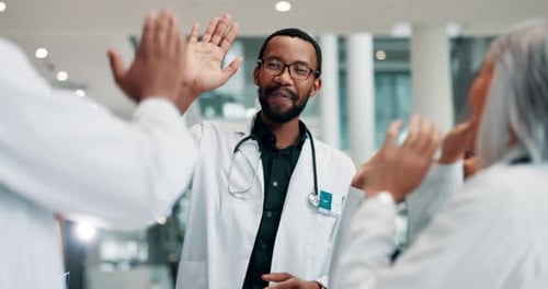 Aplausos, high five e pessoas no lobby, médicos e apoio com trabalho em equipe, comemoração e sorriso