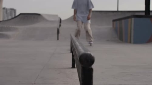 Un patineur à roulettes glisse sur un rail montrant une cascade lors de sports extrêmes