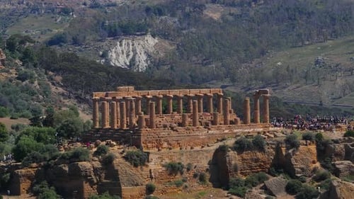 Vista Aérea Cinemática sobre el Templo de Hera, Valle de los Templos. Agrigento, Sicilia, Italia