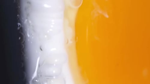 Rührei-Omelett in einer heißen Pfanne mit erhitztem Öl Ein schnelles gesundes Frühstück Vertikales Video