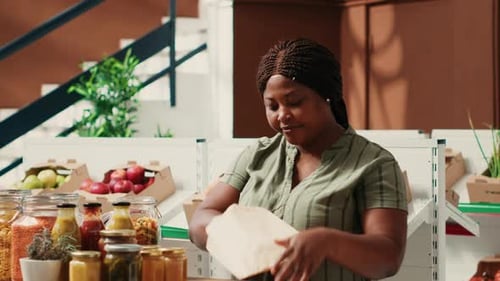 Un cliente vierte un tipo de pasta en una bolsa de papel ecológica