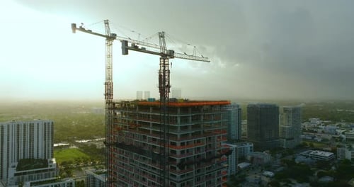 Grúas torre en una obra de construcción industrial en Miami, Florida, vista aérea de un nuevo desarrollo