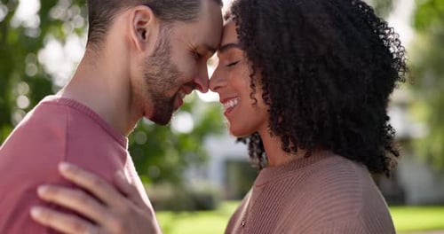 Glücklich, verliebt und liebevoll in einem Garten, Park oder in der Natur zu einem romantischen Date im Freien