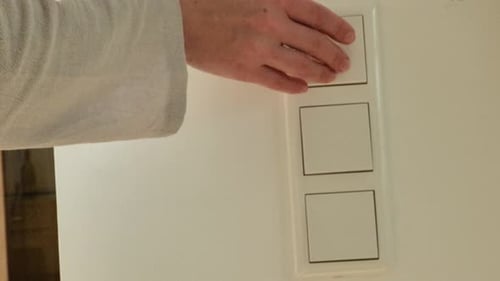 Interruptor elétrico com três botões. energia e eletricidade.