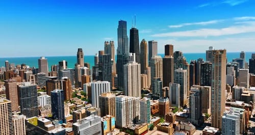 Mächtige Wolkenkratzerkaskade im berühmten Panorama von Chicago, Illinois, USA.