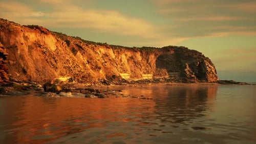 Site de camping tranquille avec paysage de falaise au coucher du soleil avec un environnement tranquille