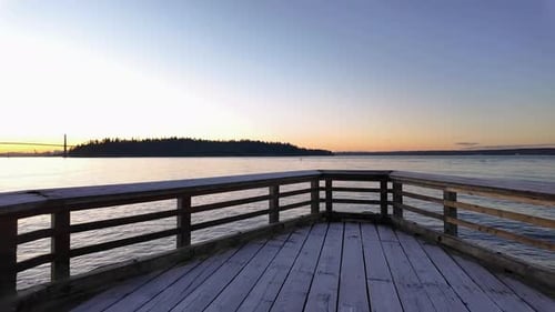 Cais panorâmicos de madeira em Ambleside ao pôr do sol, temporada de outono, West Vancouver, Vancouver