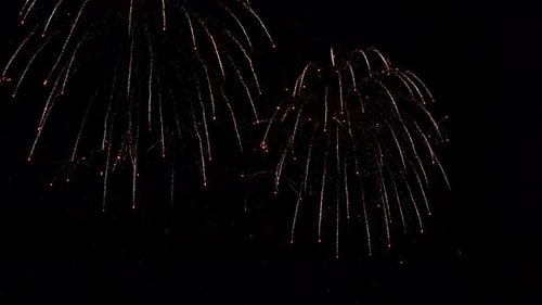 Wunderschönes Feuerwerk am Nachthimmel, Festfinale über der Stadt, Vollbild