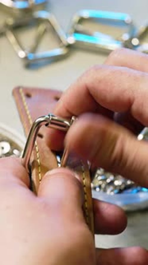Fashion Master travaille sur des accessoires en cuir exclusifs.