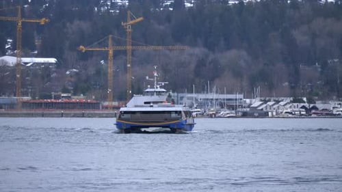 Fähre, die Passagiere transportiert, Frontalansicht an bewölktem Tag