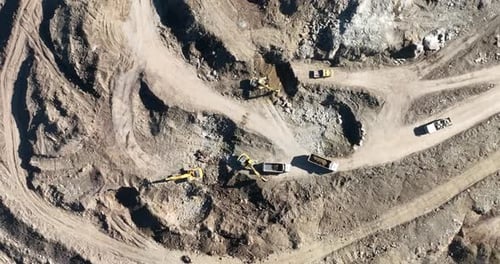 Industrielle Minenbagger graben den Boden auf der Baustelle und verladen Lastwagen