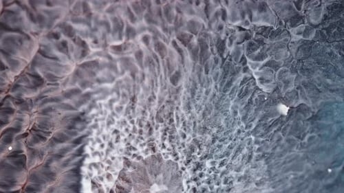 Les liquides tourbillonnants créent des motifs fascinants dans cette vision de la dynamique des fluides