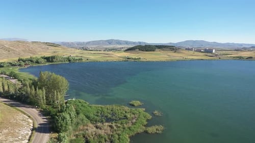 Vue aérienne des terres agricoles et de la route du lac