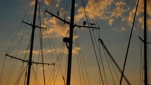Silueta del puerto de yates al caer la noche.
