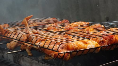 BBQ Picknick Time Gebratene Hähnchenschenkel und -flügel auf dem Grill Grillen von Fleisch auf dem Grillrost im Freien Lecker