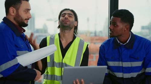 Engenheiros de construção profissionais usando o Blueprint Brainstorming