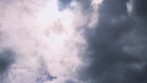Nuages d'orage noirs inquiétants se déplaçant sur un timelapse sur fond nuageux blanc