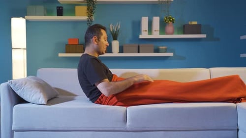 Glücklicher und friedlicher schlafender Mann.