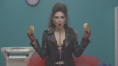 Une femme bizarre se tient dans le bureau avec un hamburger dans ses bras La femme se relaie avidement