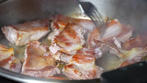 gebratenes Fleisch in einer Pfanne in kochendem Öl aus nächster Nähe garen.