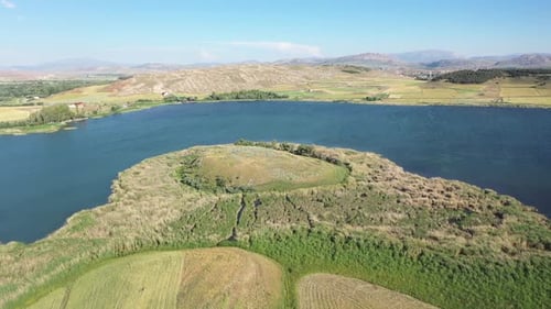 Vue aérienne des terres agricoles, du lac et des collines