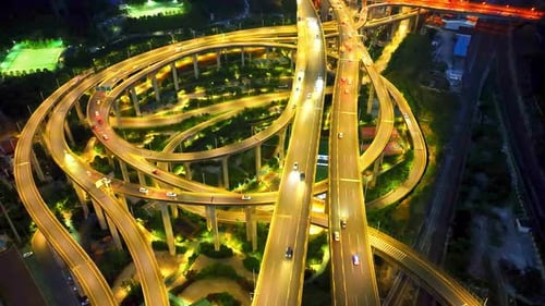 Vista aérea do tráfego rodoviário à noite