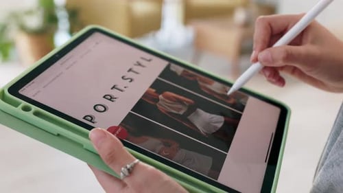 Hands, web designer et tablette pour un projet de site Web d'entreprise de mode dans le domaine de la technologie des startups numériques