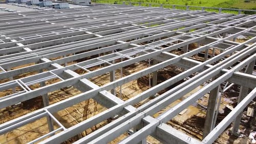 Drohnen-Landschaftsaufnahme der Baustelle, Neubauentwicklung, Hochkrane, Professional Power