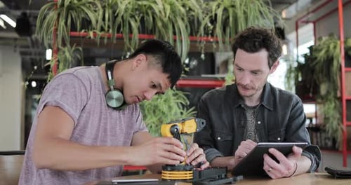 Designer arbeiten an einem Roboterarm