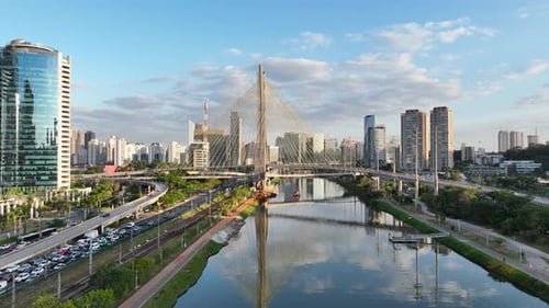 Ponte estaiada por cabo na paisagem urbana em São Paulo, Brasil.