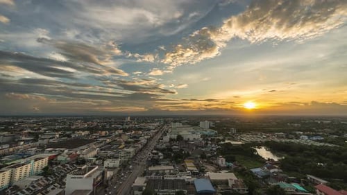 Lapso de día a noche de la ciudad de Nakhon Ratchasima al atardecer, Tailandia